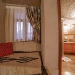 Local Cave House Гореме