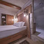 Local Cave House Гореме