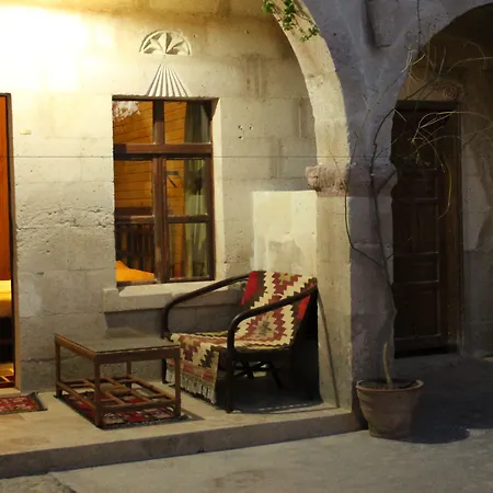 Local Cave House فندق