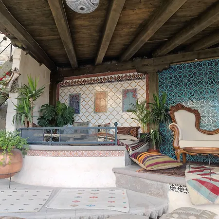 فندق Local Cave House 3*